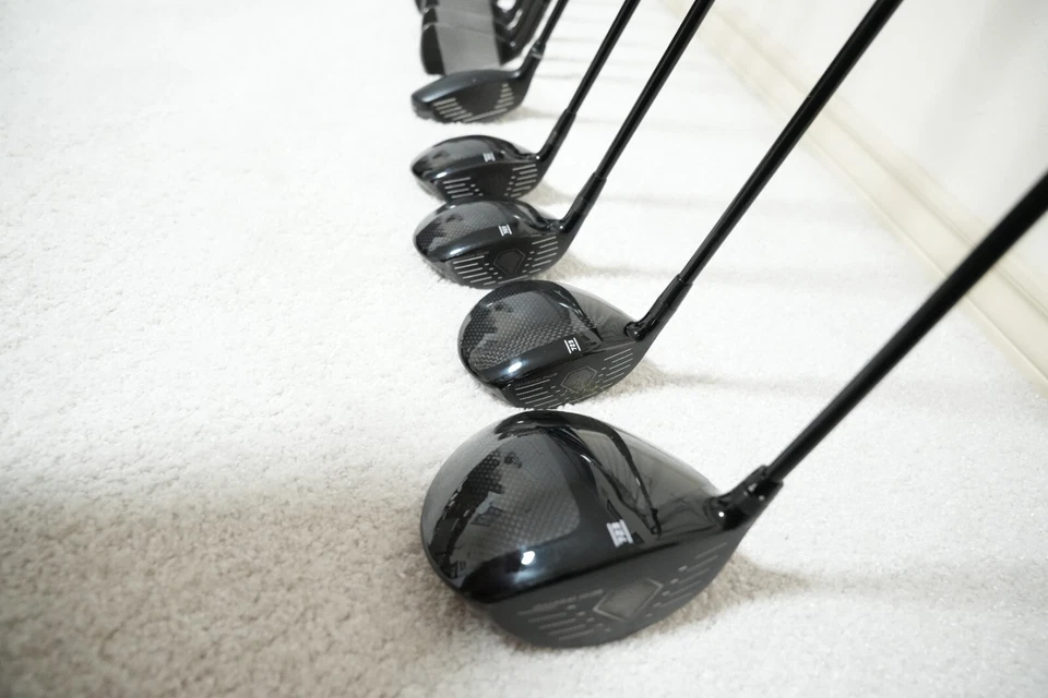 Juego de palos de golf. Maderas exóticas Tour Edge. Ping híbrido y hierros. Foto 2 de 4