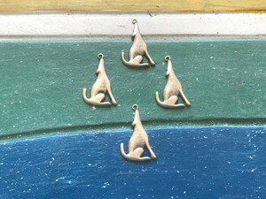 ZOO ANIMAL JEWELRY 4 HOWLING WOLF BRASS PEWTER FINISH CHARMS All New