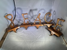 Ceramika Stodoła PEACE Uchwyty na pończochy Metalowe litery Wieszaki Zestaw 5 odcieni miedzi