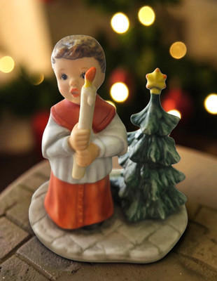 Goebel Berta Hummel 2000 ''Light of Hope'' Christmas Choir Boy Figurine BH 117~4''
