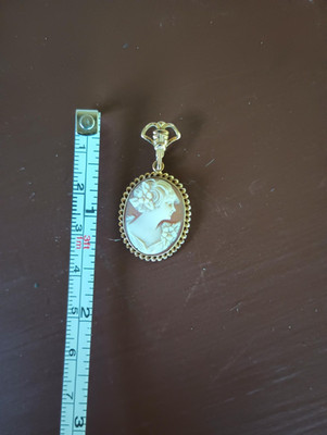 Beautifully Carved Shell Cameo Pendant depicting a Woman's Profile