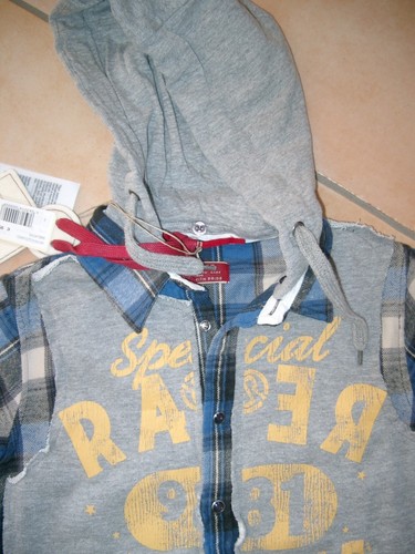(115) Dickes RARE-The Kid Boys Materialmix Hemd mit Kapuze & Logo Druck gr.110 - Picture 3 of 5