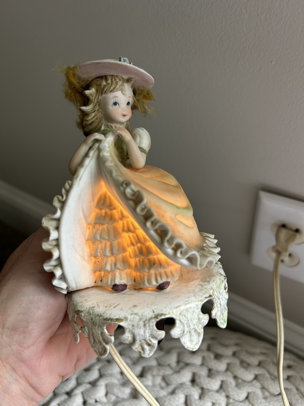 Vintage Leviton Figural Porcelain Girl Lamp 
