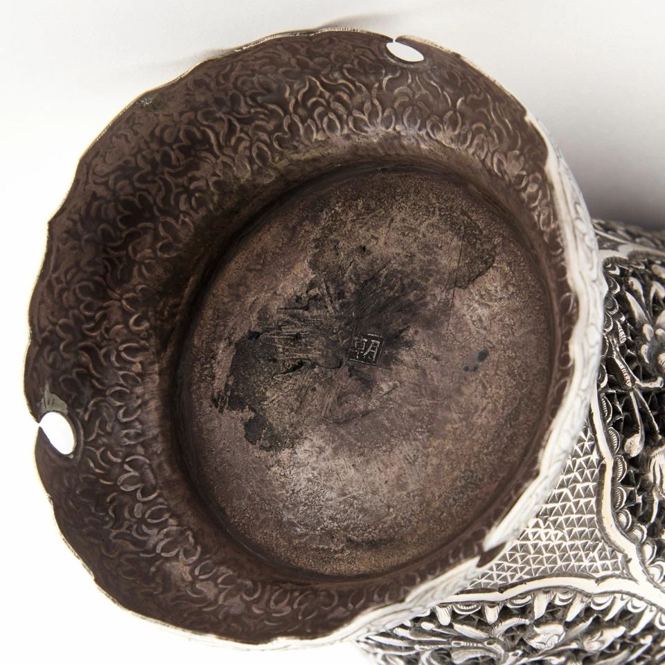 JARRÓN CHINO DE PLATA en forma de balaustre. c. 1900, marca de sello 朝 en cuadrado en la parte inferior Foto 2 de 2