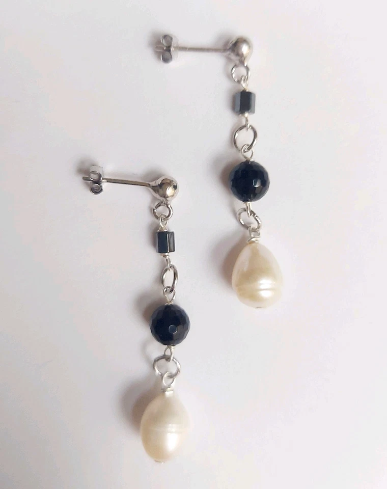 Orecchini in argento 925  con  perle di acqua dolce 10x7 mm ematite e onice - Immagine 2 di 4
