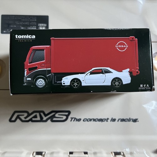 Tomica Premium Transporter Nissan Skyline GTR R34 V-SPEC II Nur - Picture 2 of 4
