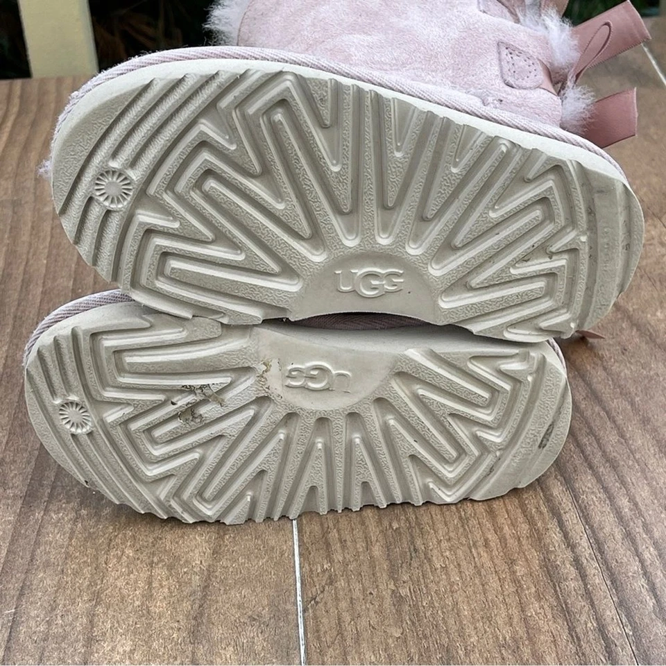 UGG SHORT LIGHT PINK BOW BOOTS Girls Size 8 - Image 4 of 4