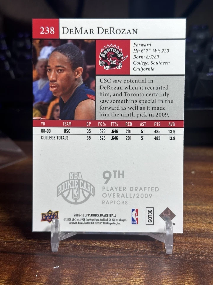 Autógrafo de novato DeMar DeRozan Auto 2009 Upper Deck #238 RC en persona Foto 2 de 2