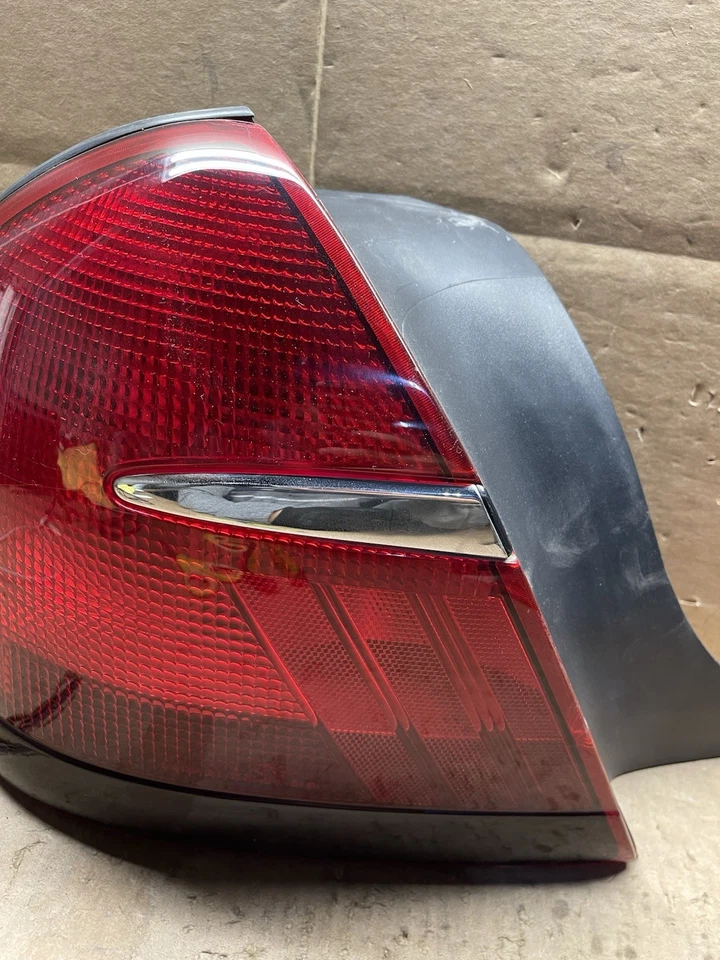 Luz trasera izquierda izquierda del lado del conductor Mercury Grand Marquis 1998-2002 OEM #S354 Foto 3 de 4