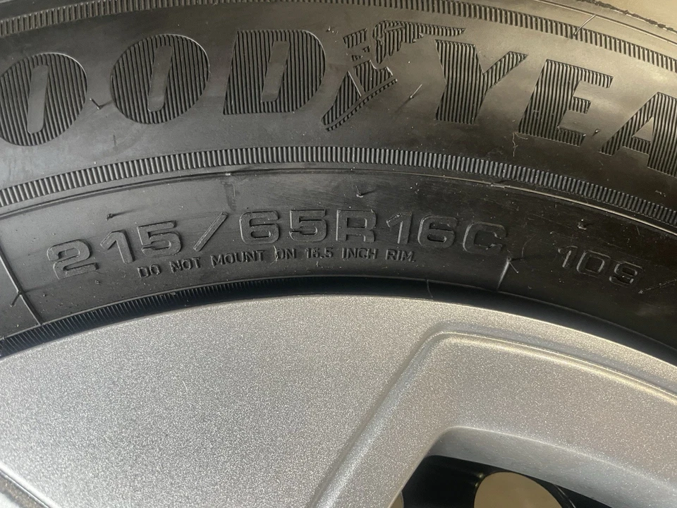 Felgen mit Bereifung 215 65R  16C  109/107T Neu -Sensor und Neue Schrauben 24stk - Bild 2 von 4