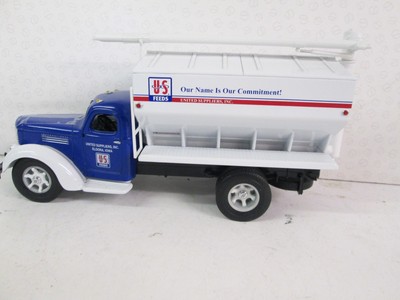 toy feed truck