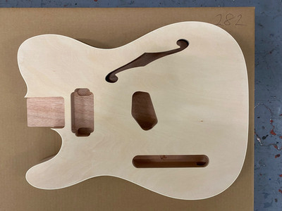 GITARRENKÖRPER LINKSHAND, ROTES MERANTIHOLZ, + AHORN LAMINATPLATTE, 25,5'' SCALE, zx