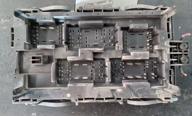 Chevrolet Silverado Sierra 2500 3500 2010-2014 caja de fusibles motor Duramax 6,6 L OEM Foto 2 de 3