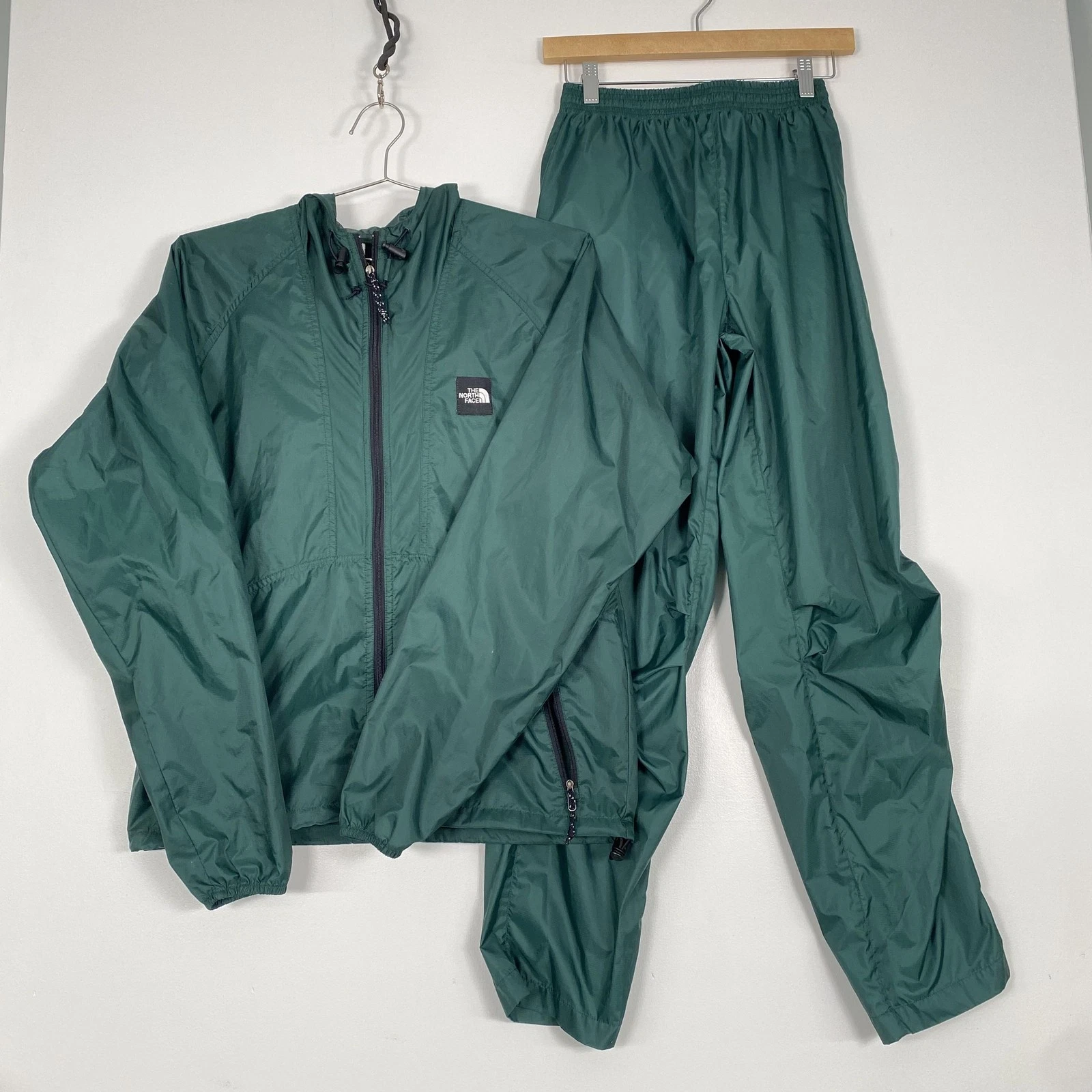 The North Face Rain Suit Mens Small Green Hooded Windbreaker Jacket Pants Nylon
Opens in a new windo