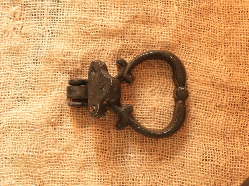 Antiguo llamador de puerta de hierro forjado del siglo XIX, herrajes de puerta delantera rescatados Foto 4 de 4