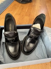 Mocassini slip on donna neri usati in pelle con logo Prada UK7