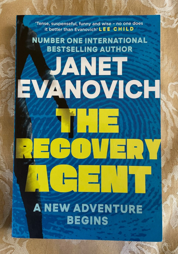 The Recovery Agent: A New Adventure Begins by Janet Evanovich Med Paperback Book
