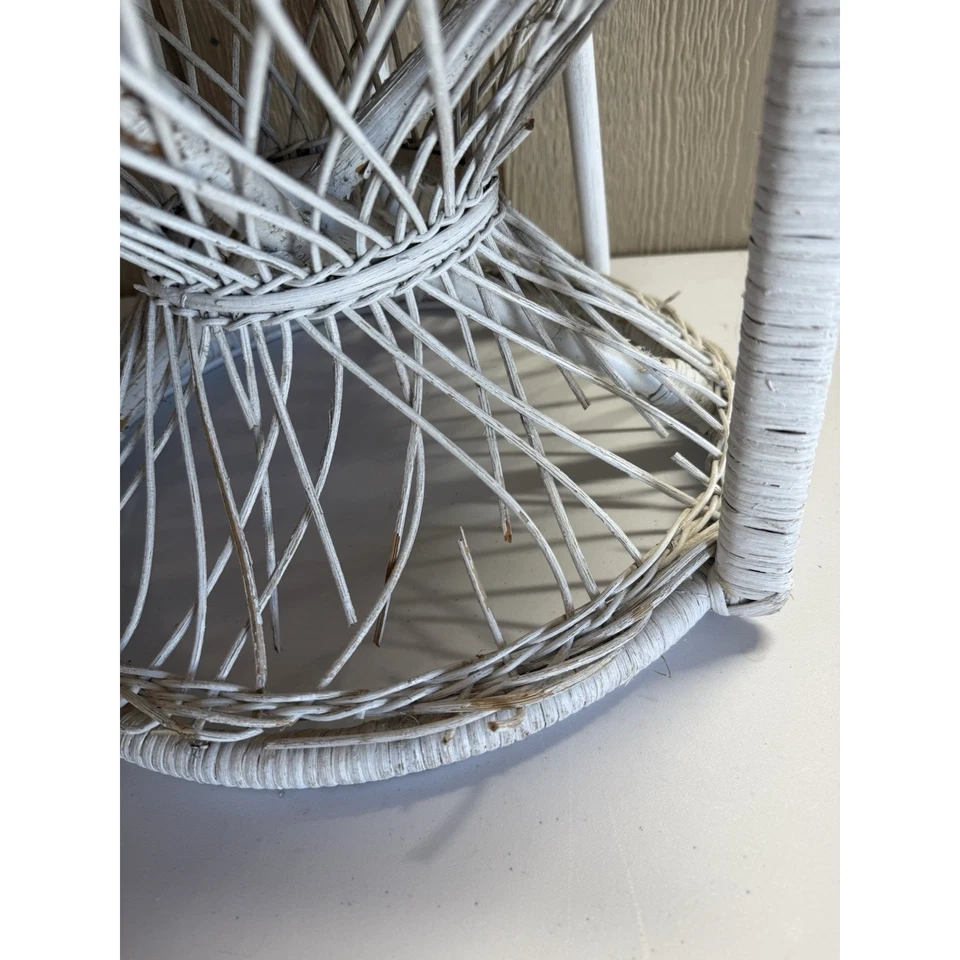"Silla de pavo real de mimbre vintage para niños 29"" de alto blanca silla resistente hallazgo raro" Foto 2 de 4