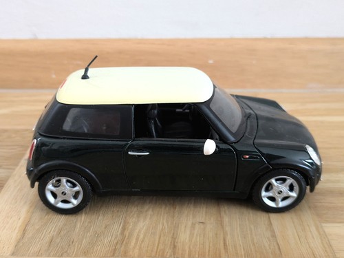 Maisto 2x modellino auto 1:24 Mini Cooper verde scuro + VW Beetle Maggiolino rosso - Foto 6 di 14