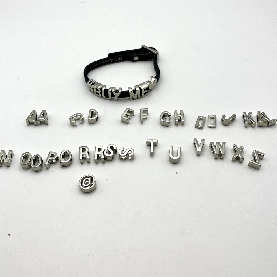 BCBG Dije Personalizable Pulsera Letras Alfabeto Más Corazón En Hachís Etiqueta Ajustable Foto 2 de 4