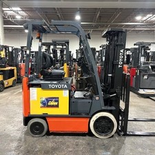 2023 Toyota 8FBCU25 Montacargas - Capacidad 5,000 lb, Mástil Triple, Desplazamiento Lateral