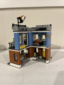 Lego Creator - Corner Deli 31050. Built Set.  No Minifigures