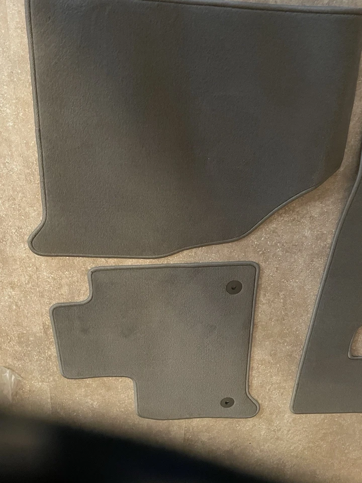 Juego de 4 alfombrillas grises de fábrica GM nuevas con etiquetas para Chevrolet Traverse 2018-2023 Foto 4 de 4