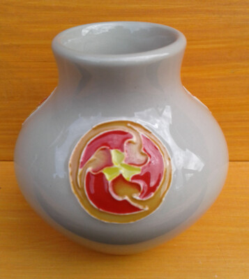 3,25'' MOORCROFT VASE - ROUNDEL VASE von EMMA BOSSONS - 2014.
