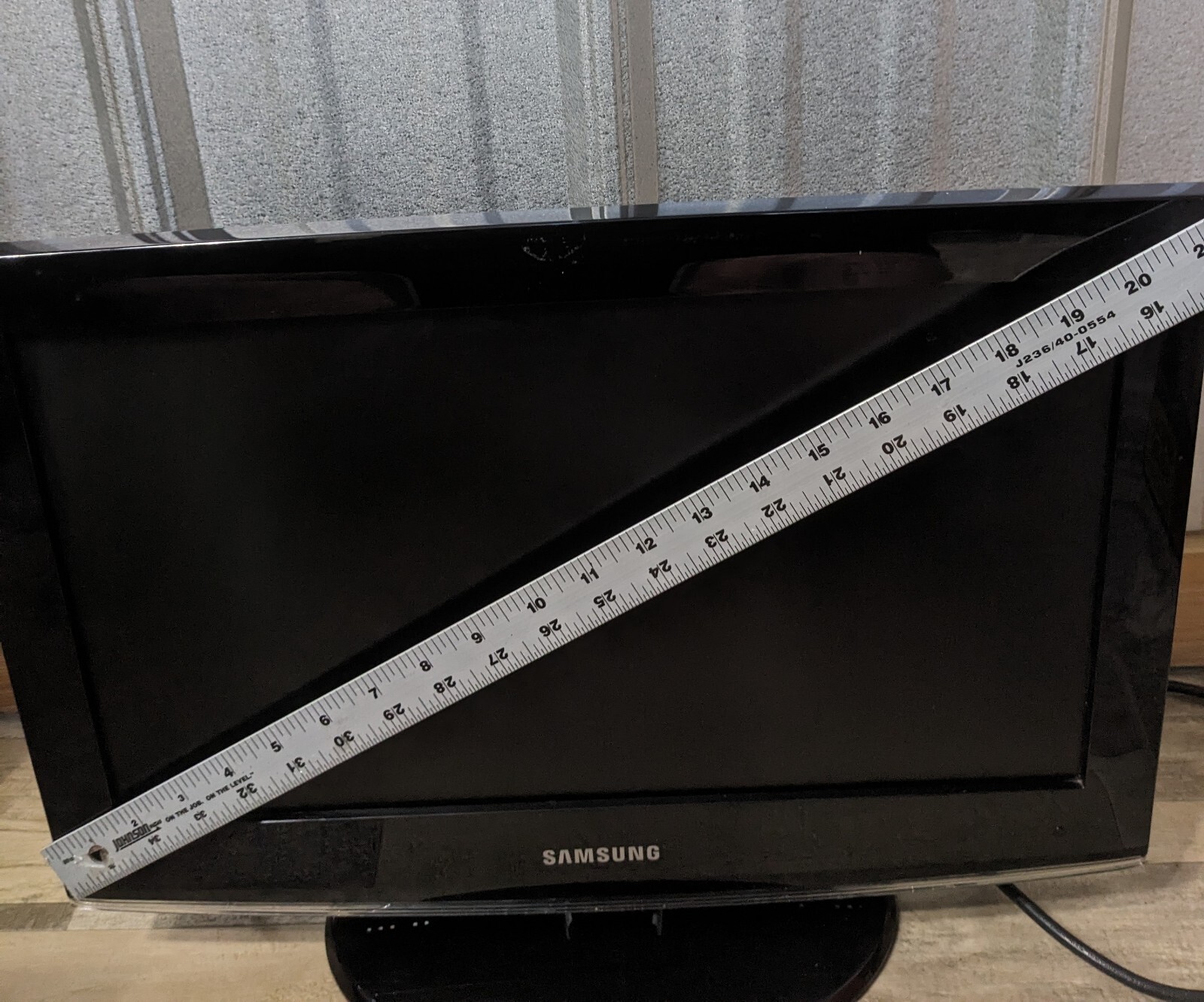 Samsung 19" LCD TV Model LN19B360C5D Flat Screen TV w/Remote Batteries Gaming