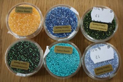 Pracht Delica Beads,  2 mm , Dkl. grün u. rainbow hell