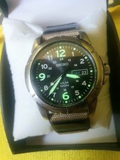 SEIKO V158 SOLAR DAY DATE MILTARY DIAL FIELD WATCH. BOXED.