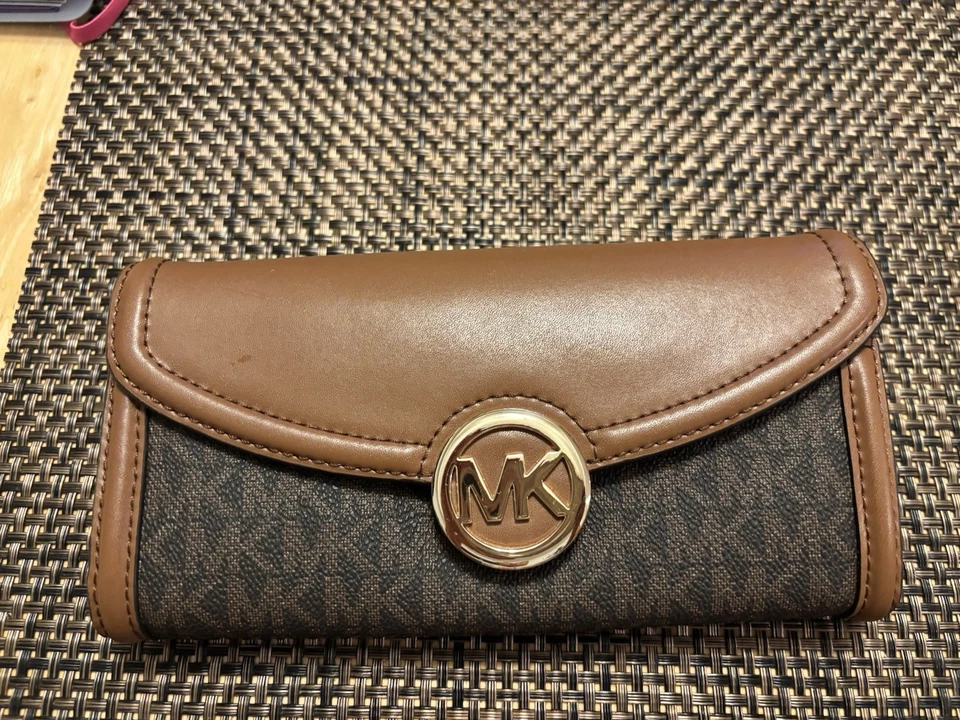 Cartera clutch Michael Kors con cremallera ligeramente usada excelente estado Foto 4 de 4