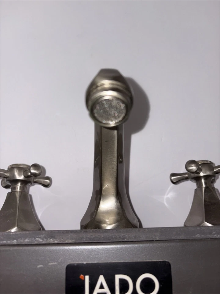 Grifo de baño de níquel Jado en exhibición de tienda frío caliente Foto 3 de 4