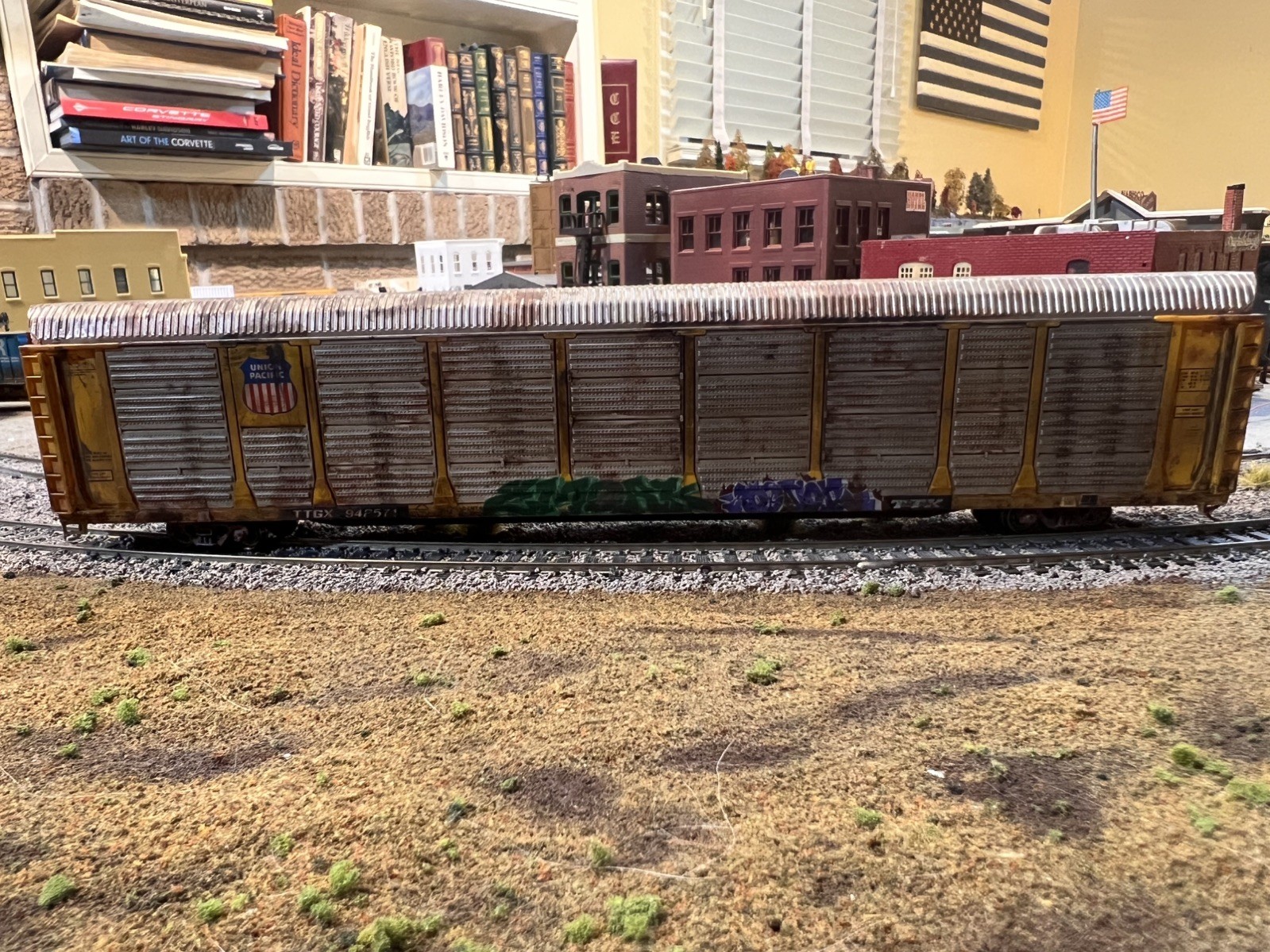 Walthers HO Scale UP  TRAILER TRAIN  89' Enclosed Auto Carrier weathered
