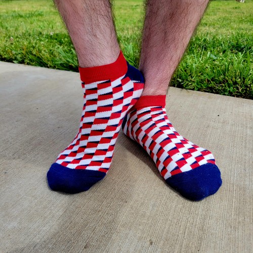 Calcetines tobilleros rojos, blancos azules con estampado de cubos 3D (grandes adultos) - Imagen 2 de 3