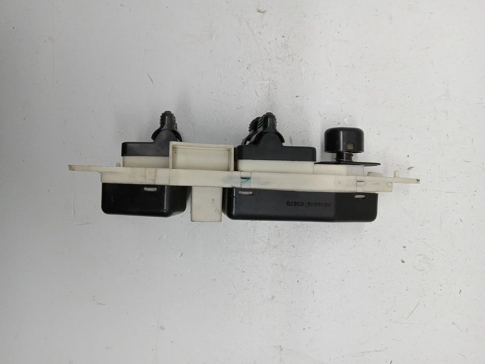 PLYMOUTH BREEZE 1997 interruptor de control de ventana de puerta del lado del conductor delantero izquierdo OEM Foto 2 de 4