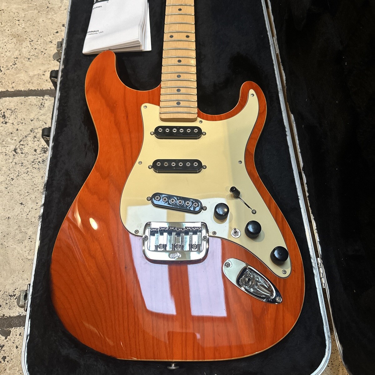 G&L USA S-500 Guitar With Hard Case - Cherry Burst - Mint G&L USA S-500 Guitar With Hard Case - Cherry Burst - Mint