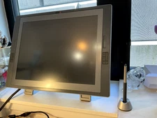 WACOM CINTIQ 21UX DTZ-2100D/G TABLET stand, pen w/holder, pwr cord, dvi to typeC