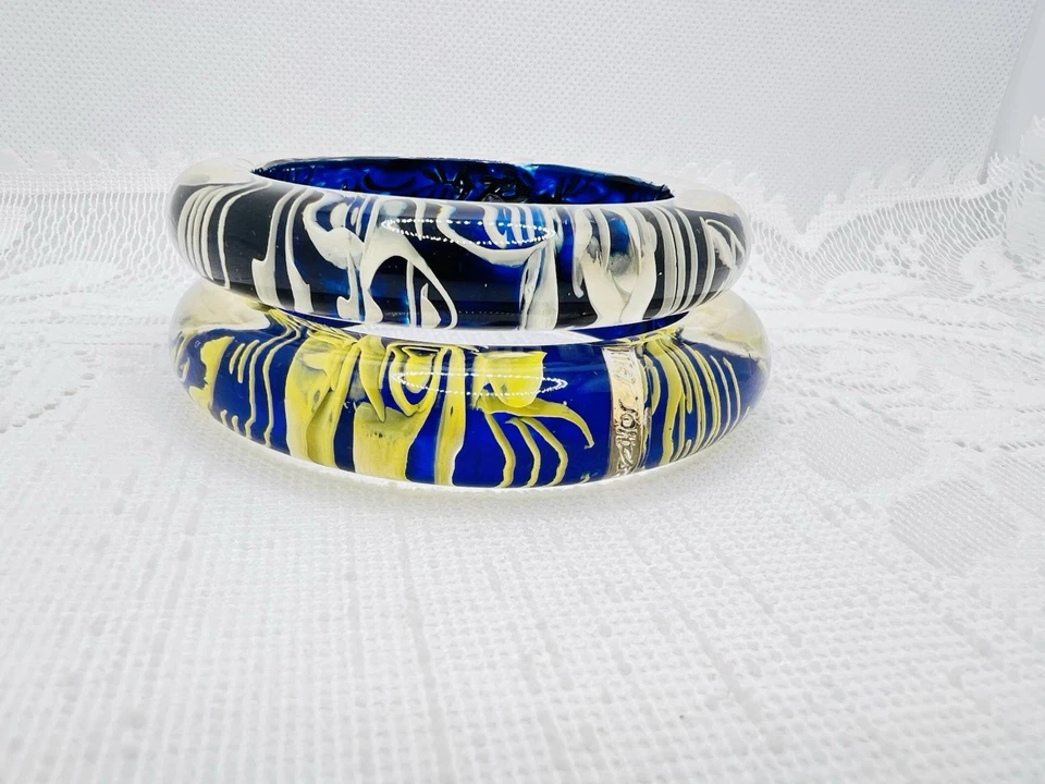 Betsey Johnson Chunky Bracelets Navy Blue Lucite Yellow White Flower Signed Pair - Image 2 of 4