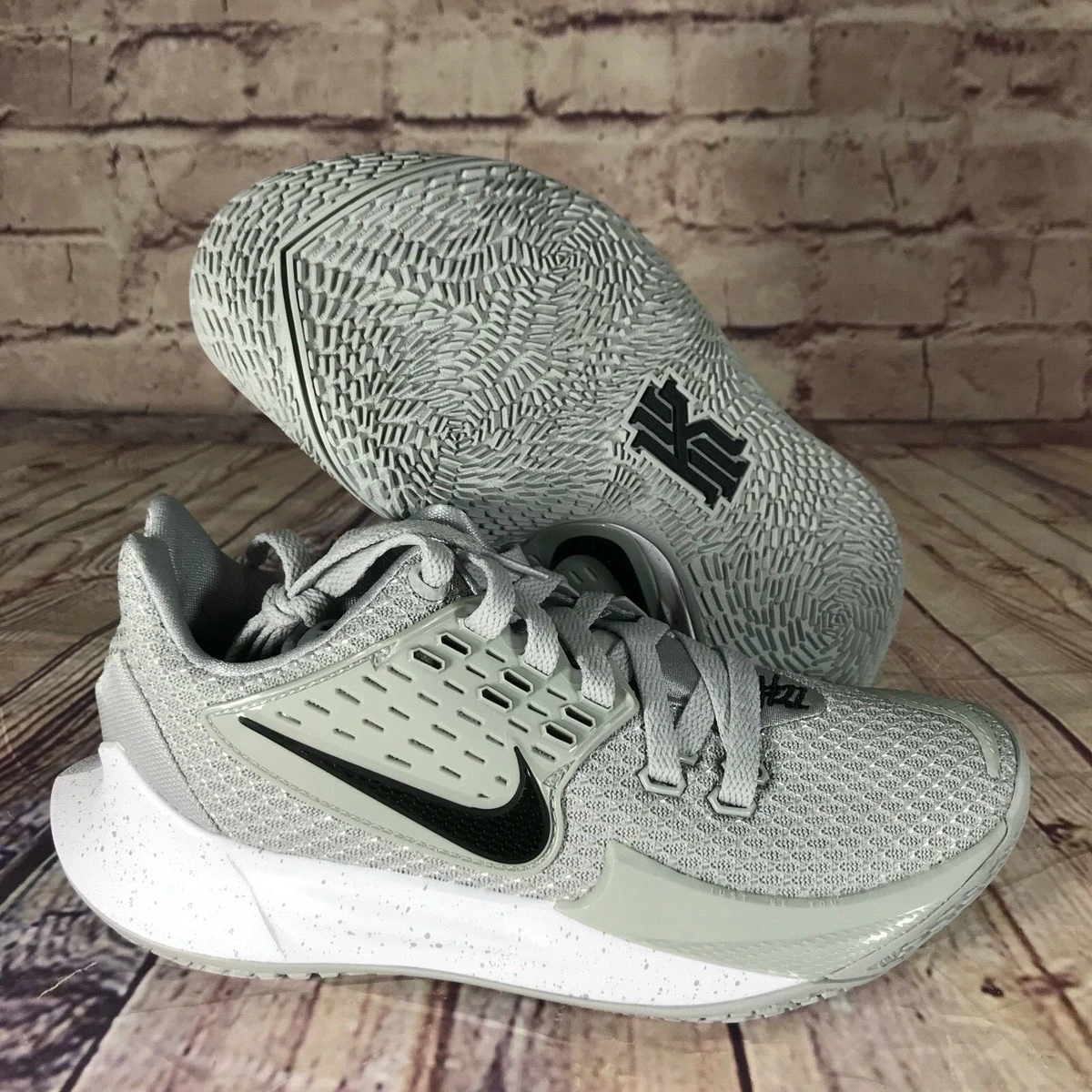 Kyrie low black and white top