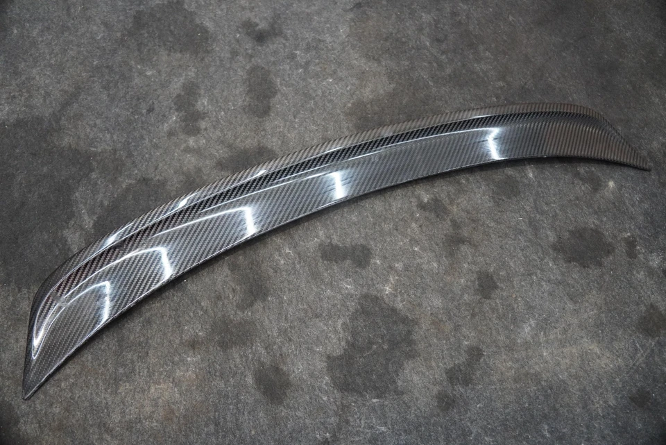 Panel alerón puerta levadiza maletero trasero fibra carbono 68240524AA Alfa Romeo 4C 2015-18 Foto 2 de 4