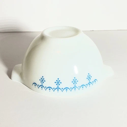 Pyrex Cinderella Bowl 441 (1.5 pint) Blue Snowflake Garland Pattern