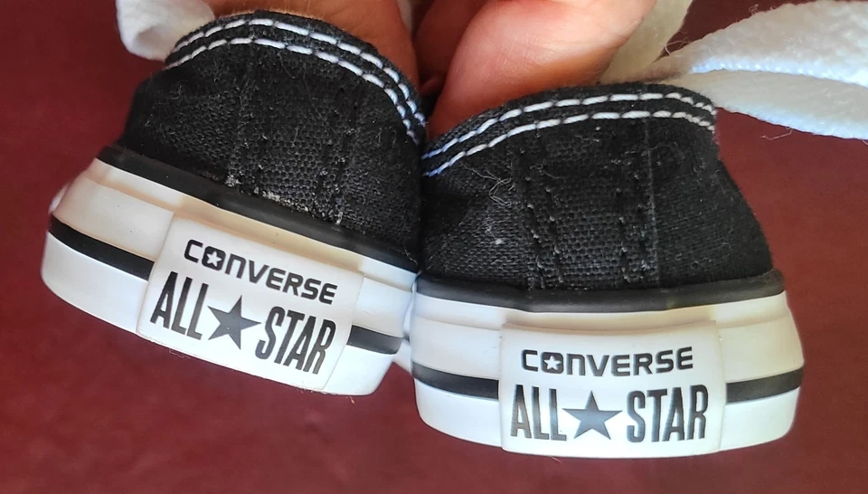 Zapatos de lona Converse para bebés talla 2 niños pequeños All Star negros de caña baja Foto 4 de 4