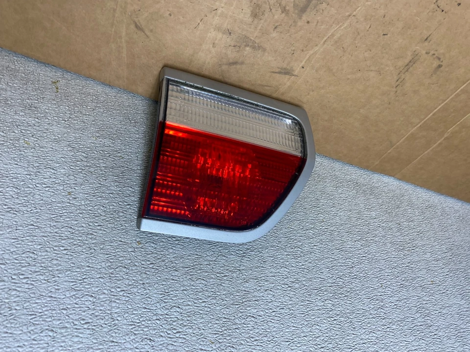 Luz trasera interior izquierda conductor Subaru Baja 2003 a 2006 OEM T2107 DW Foto 2 de 4