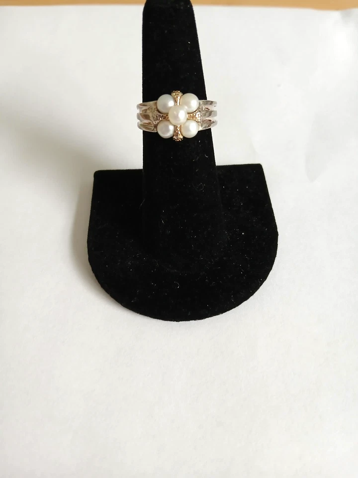 VINTAGE STERLING SILVER RING WITH 5 GENIUENE PEARLS AND GOLD ACCENTS. SIZE 6.75 - Image 2 of 4