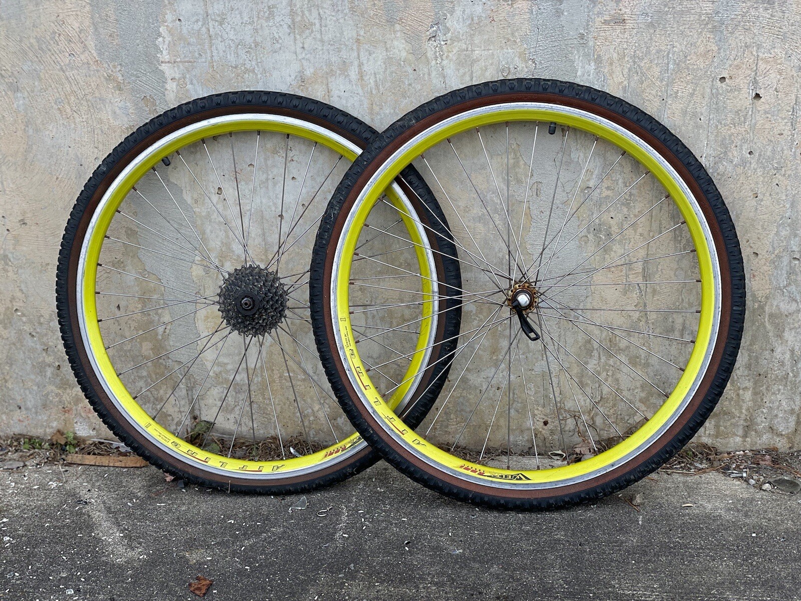 Vintage Vuelta Airline Wheelset 26” Mountain Green Yellow Wheels