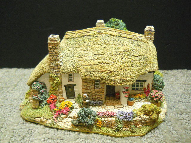 Lilliput Lane Old Mother Hubbard English Collection S. W. #660 NIB