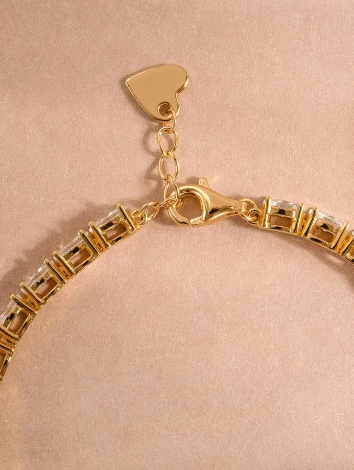 Brazalete de tenis de diamantes de corte ovalado cultivado en laboratorio de 8,50 quilates enchapado en oro amarillo de 14 k de 7,5" Foto 3 de 4