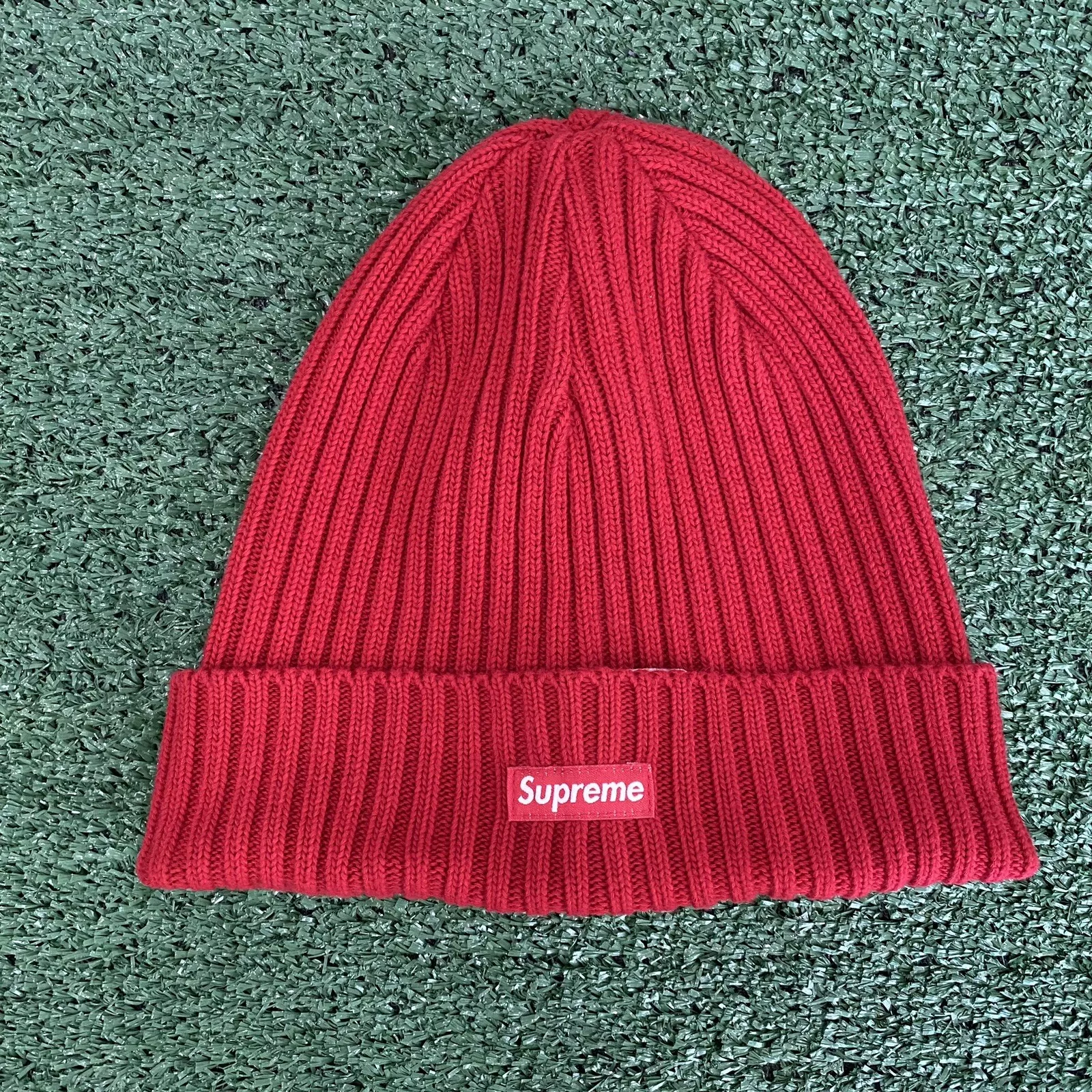 Neuf avec étiquettes Supreme Overdyed Beanie (SS24) rouge