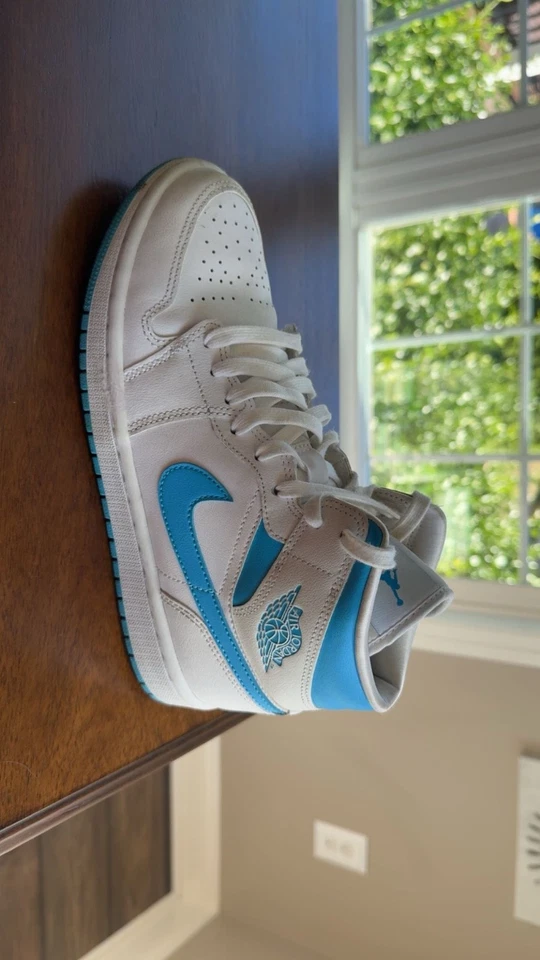 Size 8.5 - Air Jordan 1 Mid UNC W - Image 2 of 4